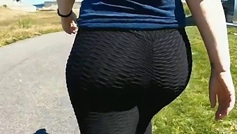 Milf Sexy Exibe Sua Bunda Grande Em Público