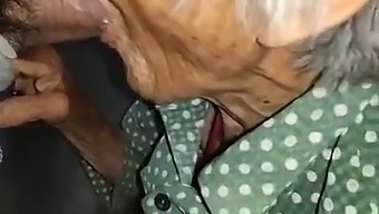 Öreg Kínai Hölgy Szemtelenkedik 18+ Videóban