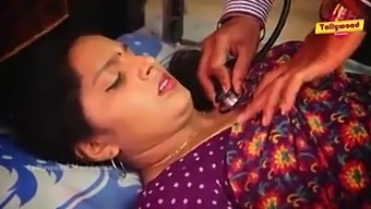 देसी गृहिणी की कामुक मालिश एक मांसल डॉक्टर द्वारा