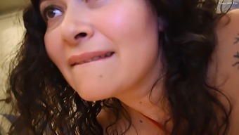 Se På En Stor Rumpe Latina Milf Vekke En Ung Fyr Med Munnen Full Av Sæd!
