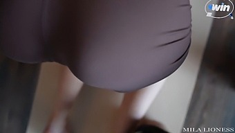 계획되지 않은 만남: 매력적인 여동생의 요가 세션이 예상치 못한 사정으로 중단됩니다