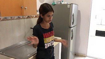 मेरी सौतेली फैंटेसी नए घर में वास्तविकता बन जाती है जिसे मेरे माता-पिता ने खरीदा था।